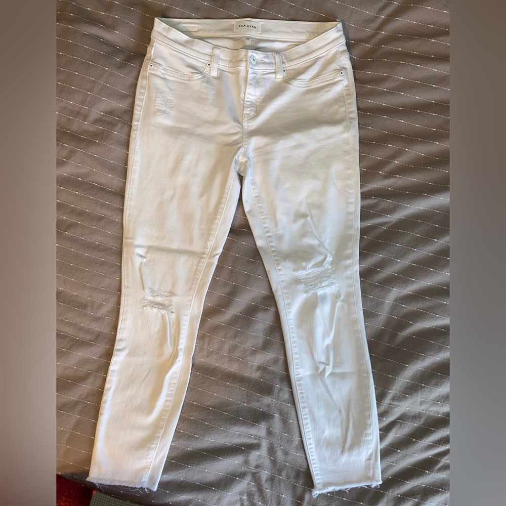 Lila Ryan White distressed jeans. Size 8/29